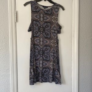 Side peek sleeveless dress